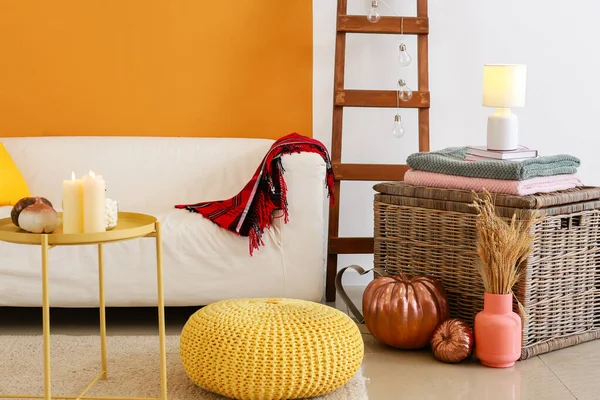 Elegante interior de la habitación con sofá y calabazas — Foto de Stock