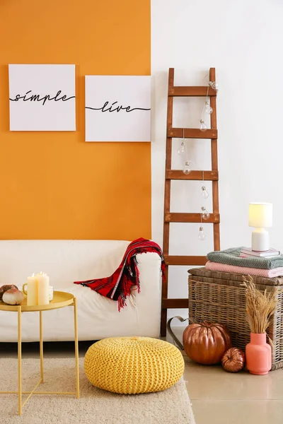 Elegante interior de la habitación con sofá y calabazas —  Fotos de Stock