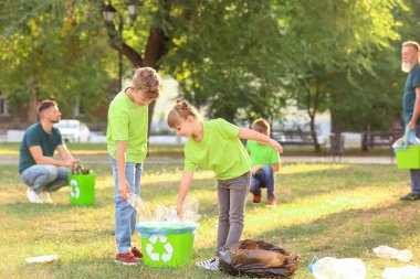 Dışarıda çöp toplayan insanlar. Geri dönüşüm kavramı