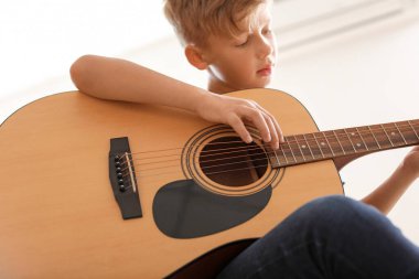 küçük çocuk evde gitar çalmak