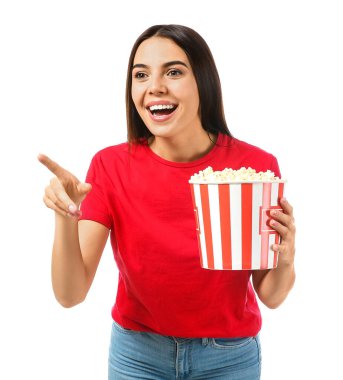 Patlamış mısırlı genç kadın beyaz arka planda bir şeye bakıyor.