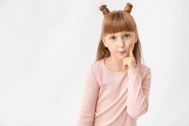 Beyaz arka planda sevimli küçük kız.