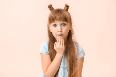 Renkli arka planda küçük bir kız.