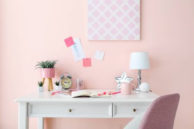 Renk duvarının yanında modern stil işyeri