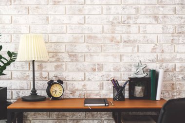 Tuğla duvarın yanında modern stil işyeri