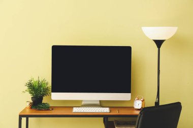 Renk duvarına yakın bilgisayarı olan modern stil işyeri