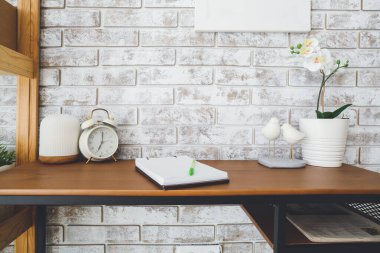 Tuğla duvarın yanında modern stil işyeri