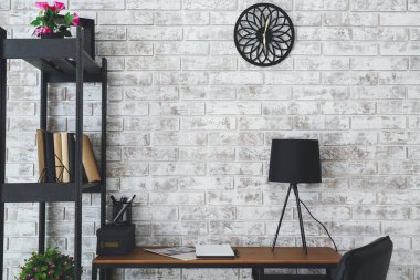 Tuğla duvarın yanında modern stil işyeri