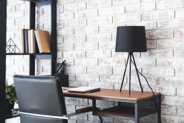 Lambası tuğla duvarın yanında modern stil işyeri