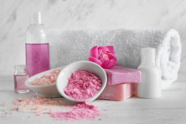 Beyaz masadaki spa ögeleri