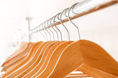 Beyaz arka planda elbise askıları ile raf, çekim