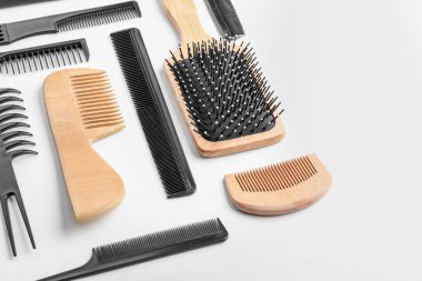 Profesyonel kuaför beyaz arka plan üzerinde ayarlandı