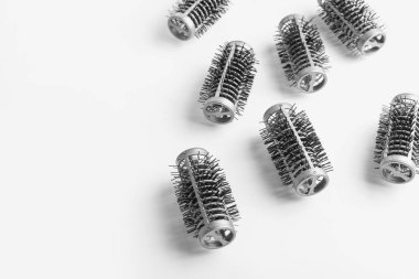 Beyaz Arkaplanda Saç Bigudileri