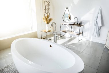 Modern seramik banyo küveti.