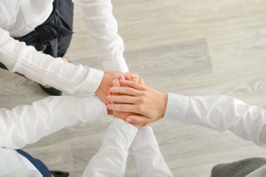 Bir grup insan el ele tutuşuyor. Birlik kavramı
