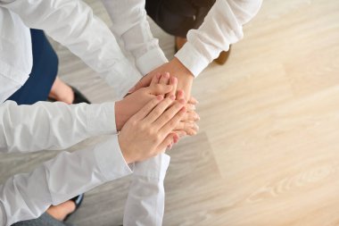 Bir grup insan el ele tutuşuyor. Birlik kavramı