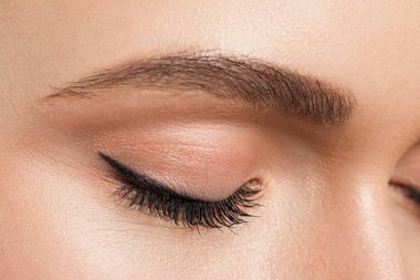 Güzel kaşları olan genç bir kadın, yakın plan.