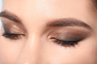 Güzel kaşları olan genç bir kadın, yakın plan.