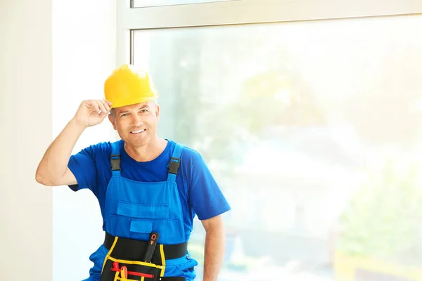 Porträtt av mogen elektriker nära fönster — Stockfoto