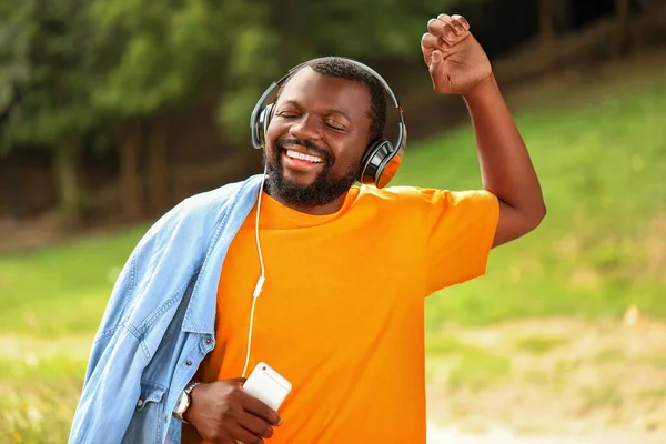 Yakışıklı Afro-Amerikan adam açık havada müzik dinliyor — Stok fotoğraf