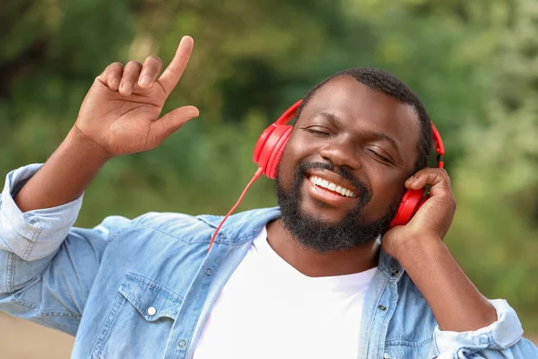 Yakışıklı Afro-Amerikan adam açık havada müzik dinliyor — Stok fotoğraf