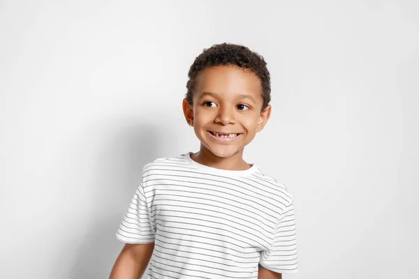 Söt afroamerikansk pojke på vit bakgrund — Stockfoto