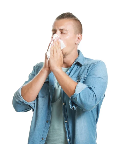 Молодой человек, страдающий аллергией на белом фоне — стоковое фото