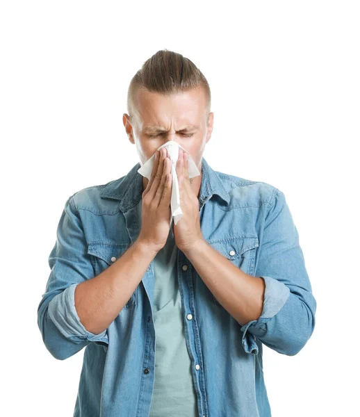 Giovane uomo affetto da allergia su sfondo bianco — Foto Stock