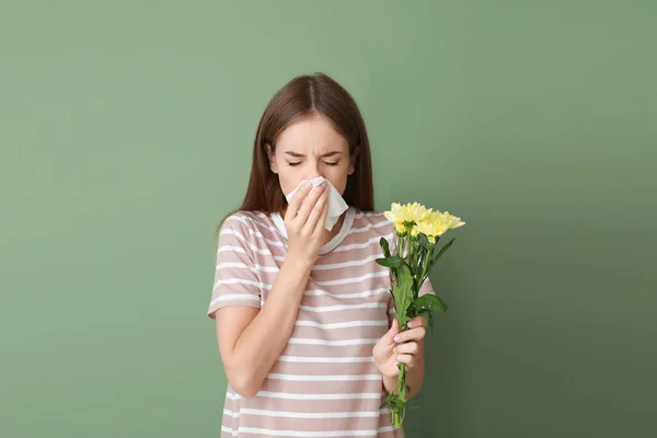 Wanita muda yang menderita alergi bunga pada latar belakang warna — Stok Foto