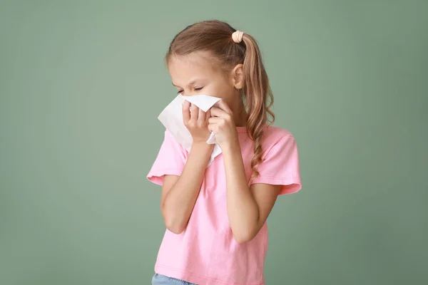 Menina que sofre de alergia no fundo de cor — Fotografia de Stock
