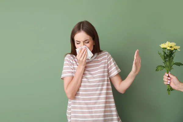 Jovem com alergia se recusando a tomar buquê no fundo de cor — Fotografia de Stock