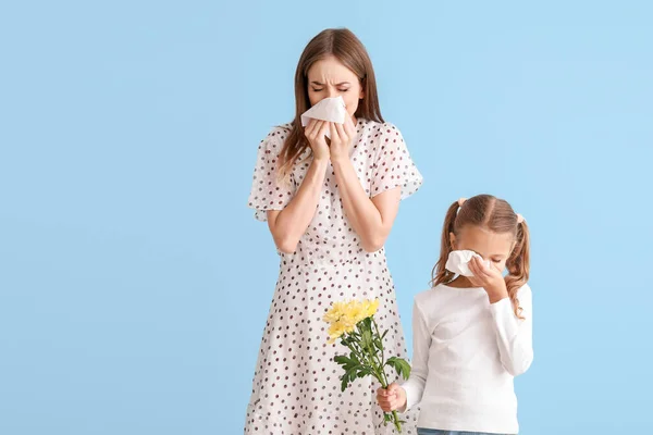 Молода жінка і маленька дівчинка страждають від алергії на квіти на світлому фоні — стокове фото