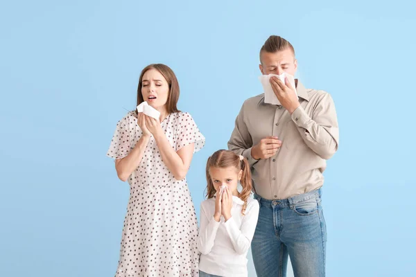 Giovane famiglia che soffre di allergia su sfondo chiaro — Foto Stock