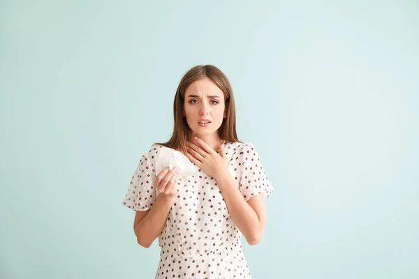 Young woman suffering from allergy on light background — Stock Photo, Image