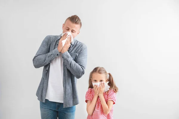 Молодий чоловік і дівчина страждають алергією на світлому тлі — стокове фото