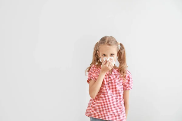 Маленька дівчинка страждає алергією на світлому тлі — стокове фото