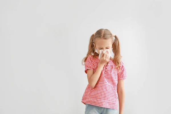 Bambina che soffre di allergia su sfondo chiaro — Foto Stock