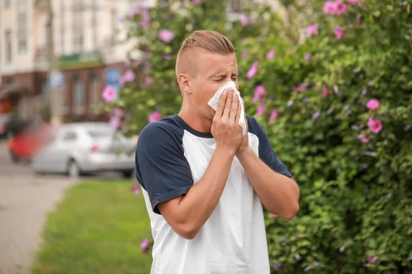 Jovem que sofre de alergia ao ar livre — Fotografia de Stock