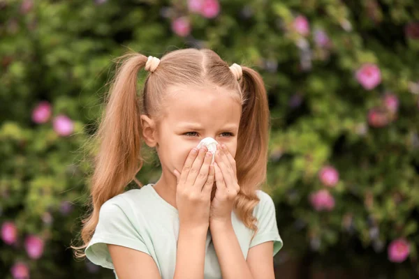 Menina que sofre de alergia ao ar livre — Fotografia de Stock