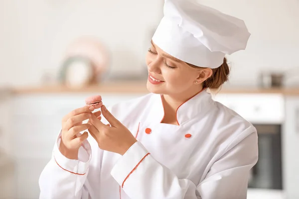 Mutfakta lezzetli makaronu olan bir kadın pastacı. — Stok fotoğraf