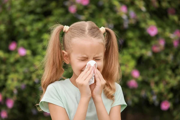Gadis kecil yang menderita alergi di luar ruangan. — Stok Foto