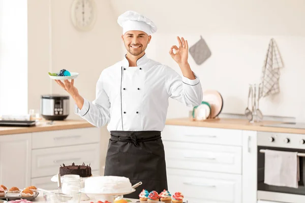 Samčí cukrář s chutným dezertem v kuchyni — Stock fotografie