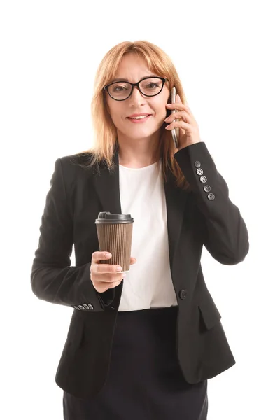 Stijlvolle volwassen zakenvrouw praten per telefoon op witte achtergrond — Stockfoto