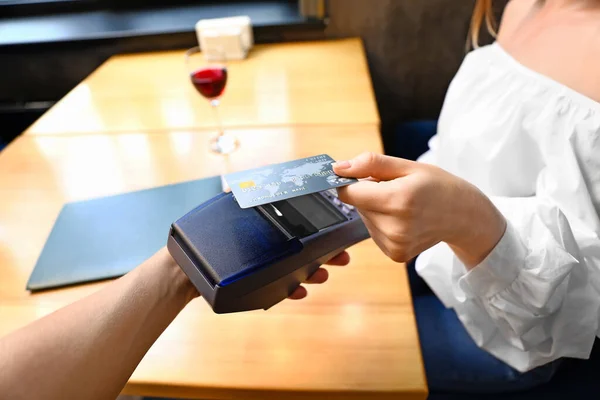 Woman paying bill in restaurant through terminal, closeup — Stock Photo, Image