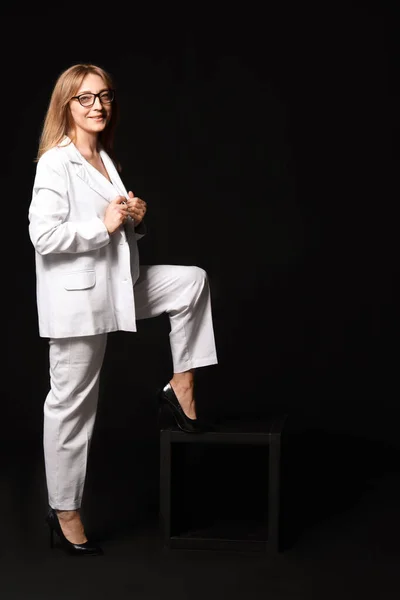 Elegante mujer de negocios madura sobre fondo oscuro — Foto de Stock