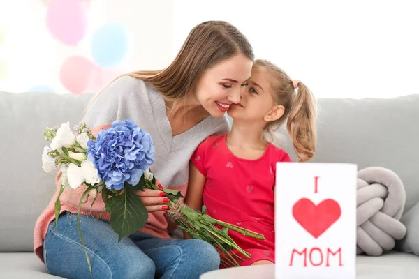 Kleines Mädchen begrüßt seine Mutter zu Hause — Stockfoto