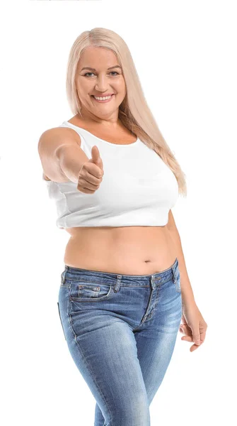 Starší tělo pozitivní žena ukazující palec nahoru na bílém pozadí — Stock fotografie