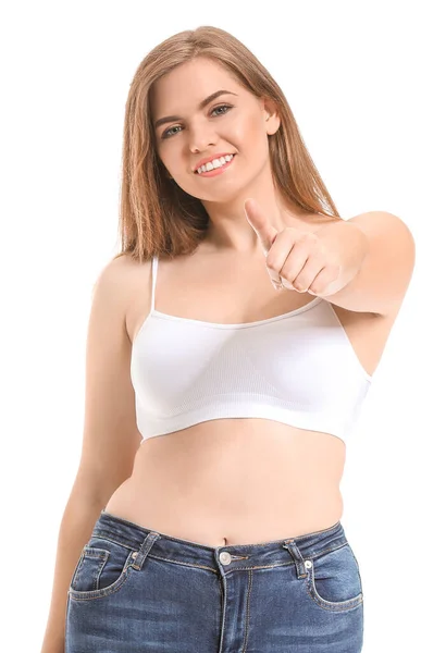 Jeune femme positive du corps montrant pouce vers le haut sur fond blanc — Photo