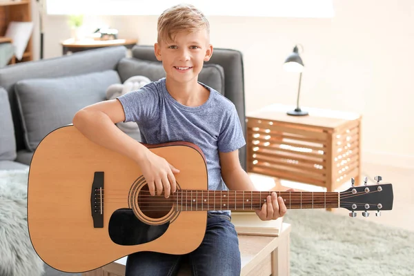 Menino tocando guitarra em casa — Fotografia de Stock