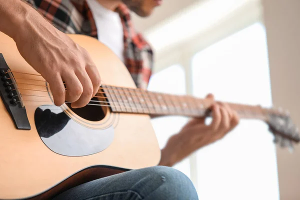 Bonito homem tocando guitarra em casa, close-up — Fotografia de Stock